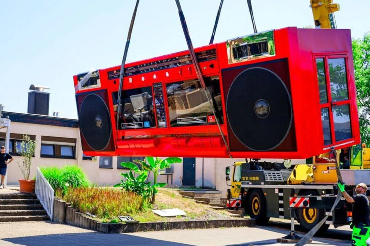 Die schrägste Eisdiele Deutschlands? Hier steht bald ein riesiger roter Ghettoblaster