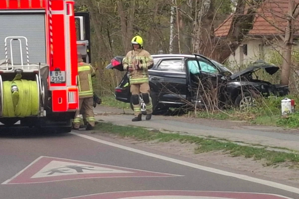 Audi-Fahrer erleidet Herzinfarkt und kracht in geparkte Autos