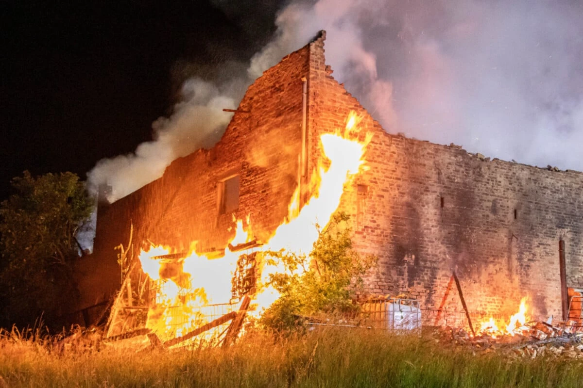 Großeinsatz der Feuerwehr: Scheune brennt lichterloh