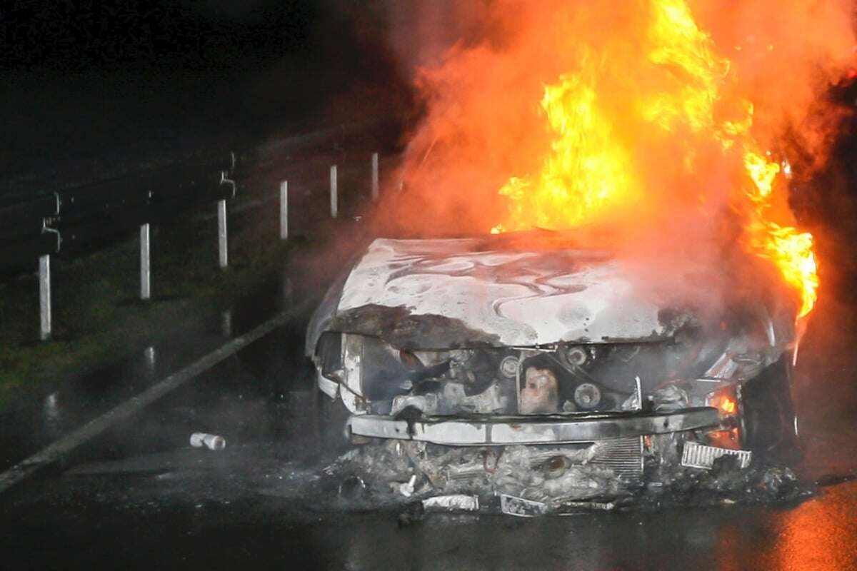 Er fing während der Fahrt Feuer: VW brennt auf Bundesstraße lichterloh