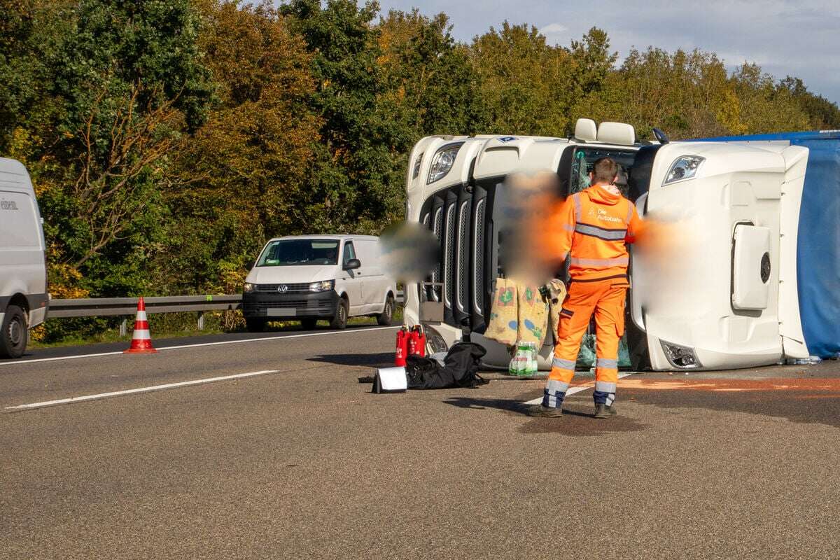 Getränke-Sattelzug auf A7 umgekippt: Fahrer schwer verletzt, Bergung dauert an!