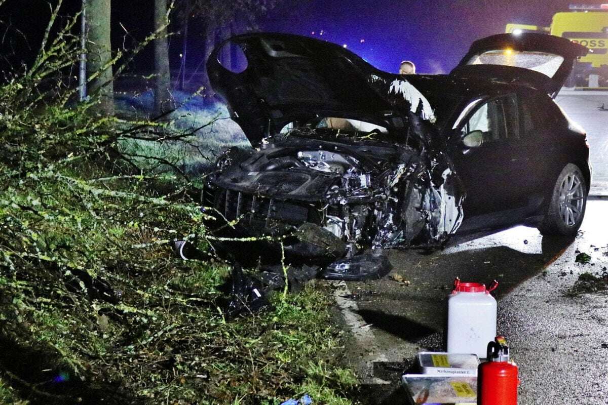 Fahranfänger rast mit Porsche in Baum: Drei Personen teils schwer verletzt