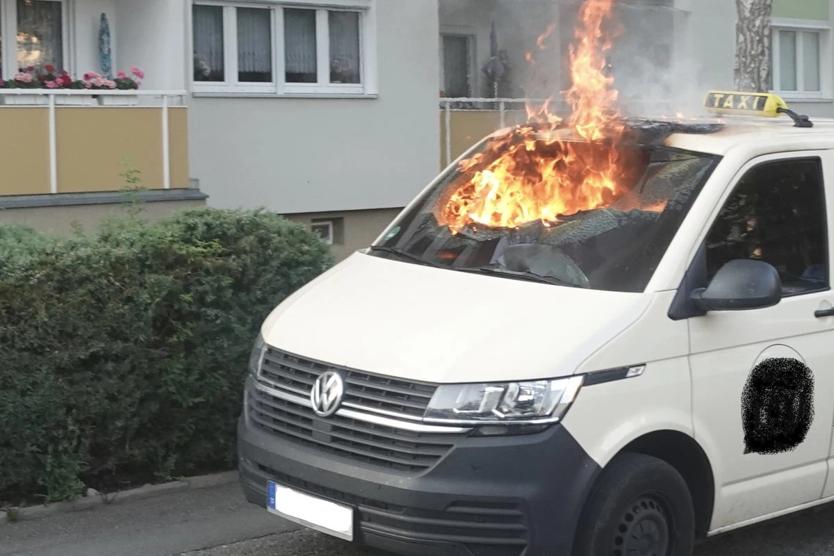 Schock für Fahrer: Taxi fängt plötzlich an zu brennen
