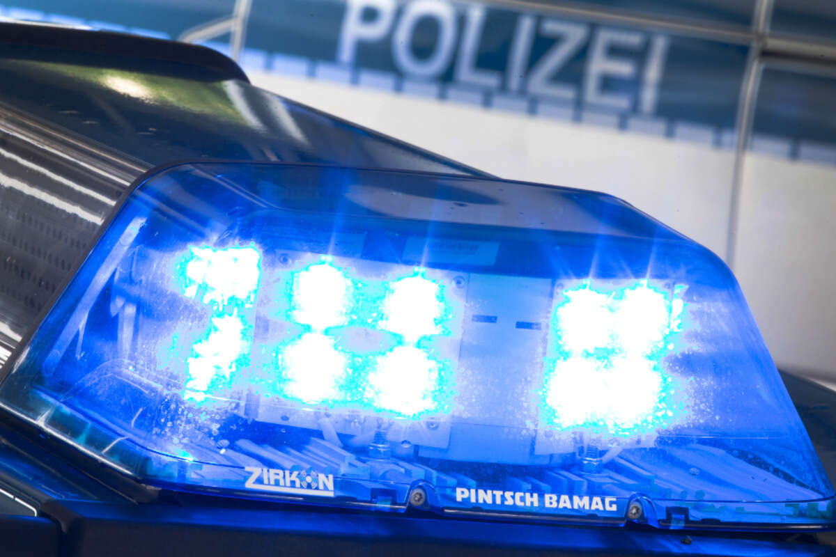 Mann flieht vor Polizei und landet mit nacktem Hintern in Strauch