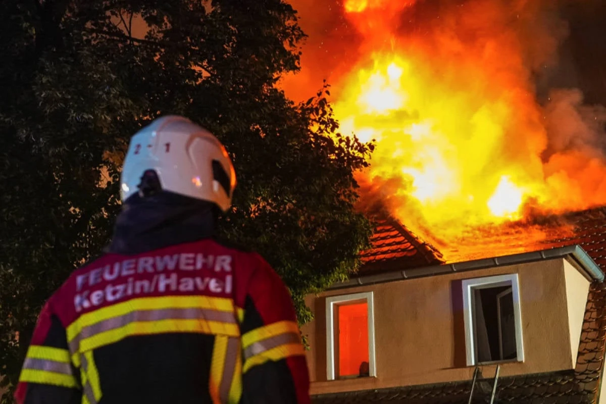 Historischer Hof in Flammen: Feuerwehr im Großeinsatz