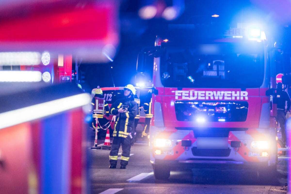 Flammen auf Parkplatz: Feuer zerstört VW in Sudenburg