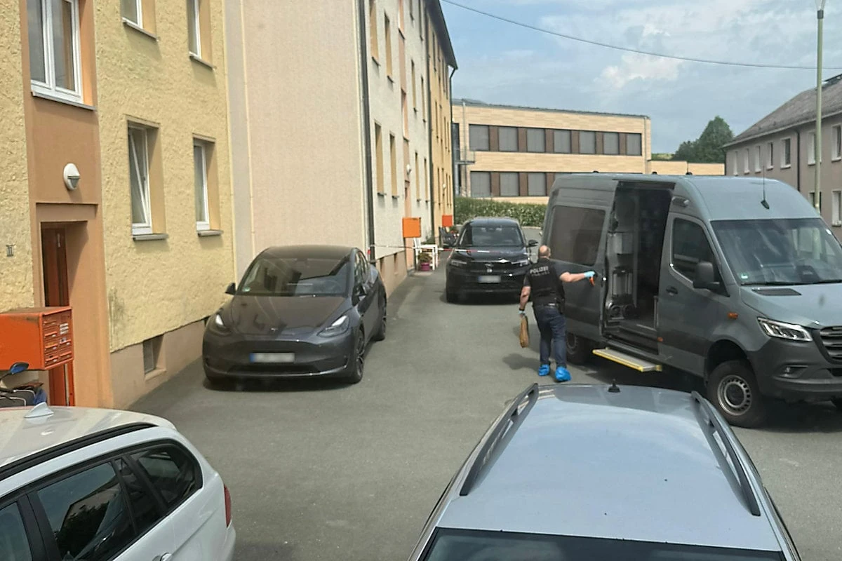 Leiche in Wohnung entdeckt! Polizei nimmt junge Frau nach Gewalttat fest