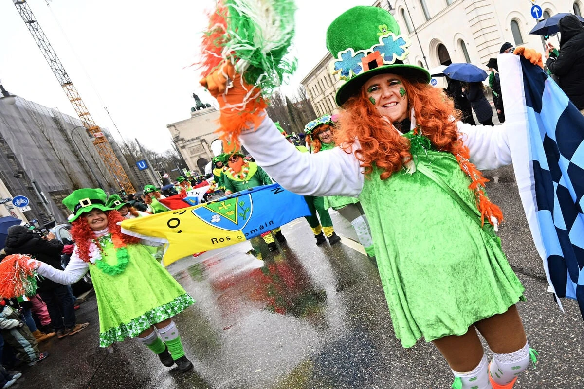München feiert St. Patrick's Day: Grüne Hüte, Dudelsäcke und bunte Kostüme