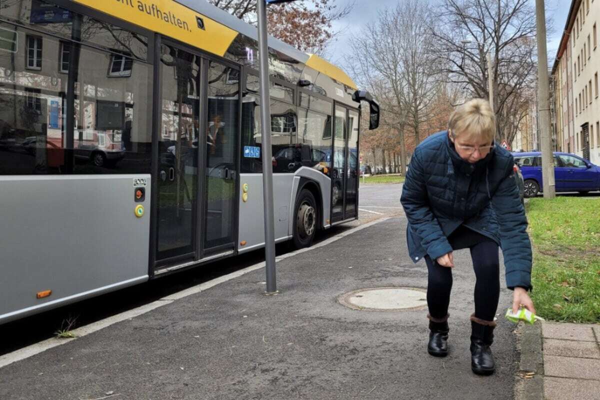 Schildbürgerstreich an Leipziger Bushäuschen: Wo bleiben die Mülleimer?