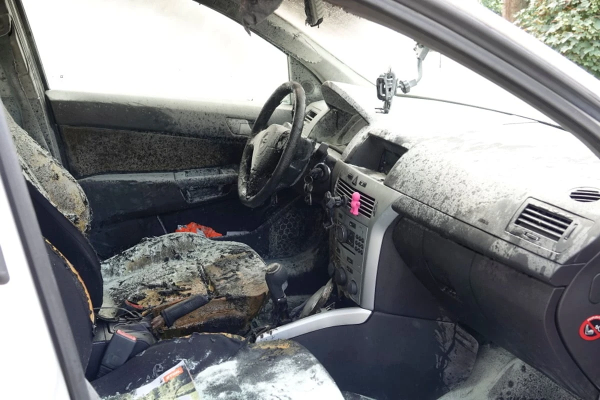 Opel in Chemnitz fängt kurz vor Autobahn Feuer