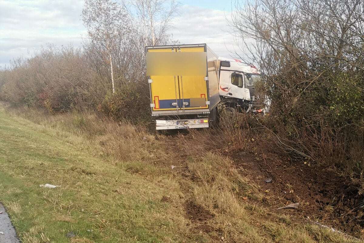 Auf Standstreifen angehalten: Mercedes von Lkw auf A71 erfasst