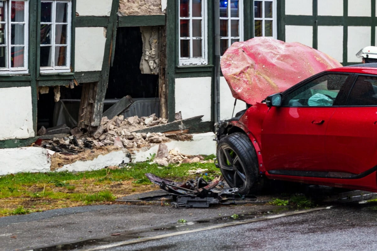 Wand durchbrochen: Auto kracht in historisches Jagdschloss