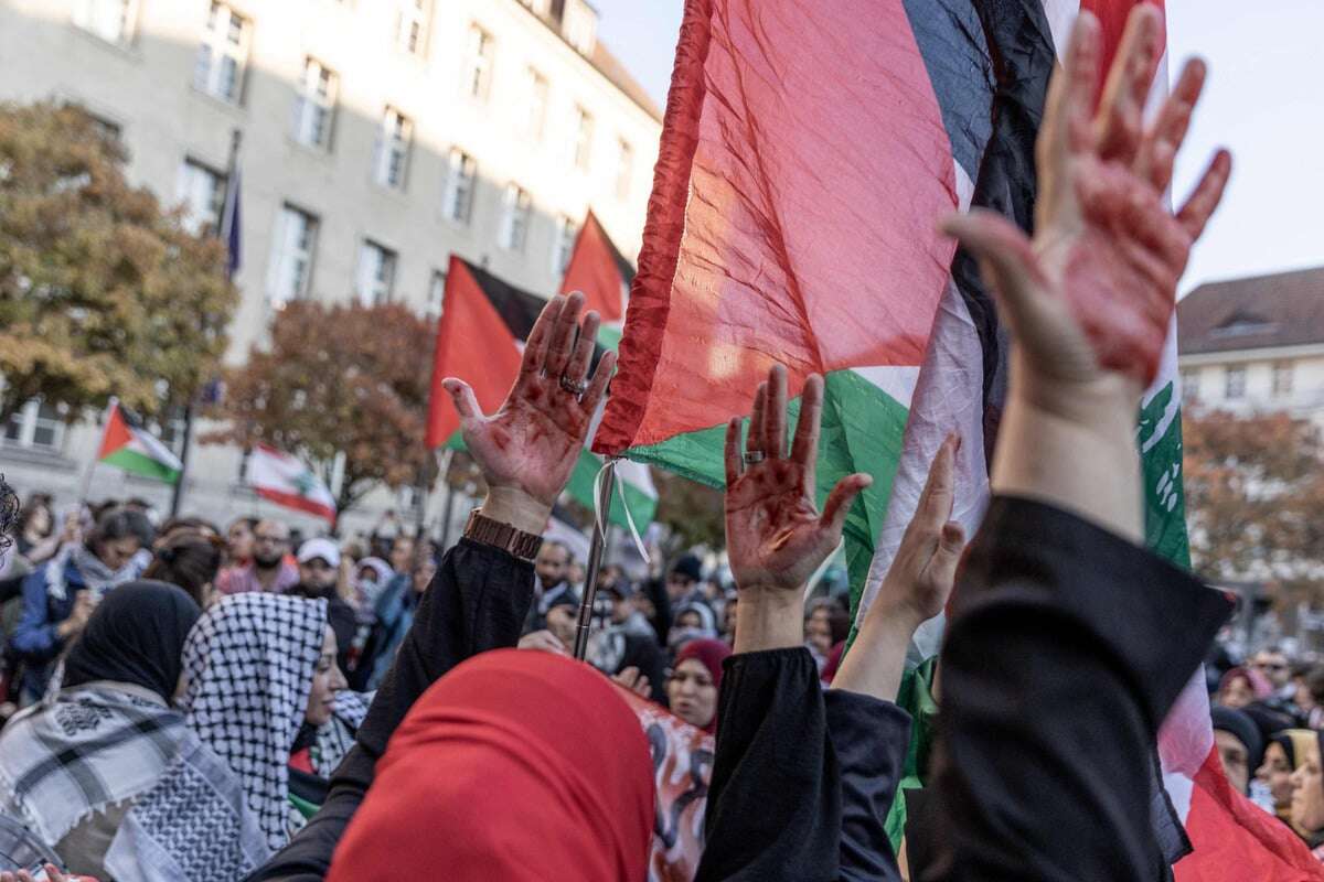 Mit Blut-Händen durch Neukölln: Erneute Pro-Palästina-Demo in Berlin