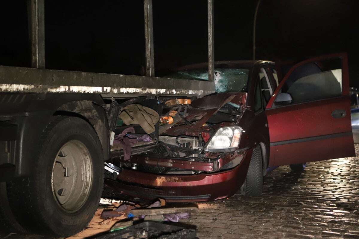 Wilde Verfolgungsjagd endet unterm Lastwagen! Fahrer flüchtet zu Fuß