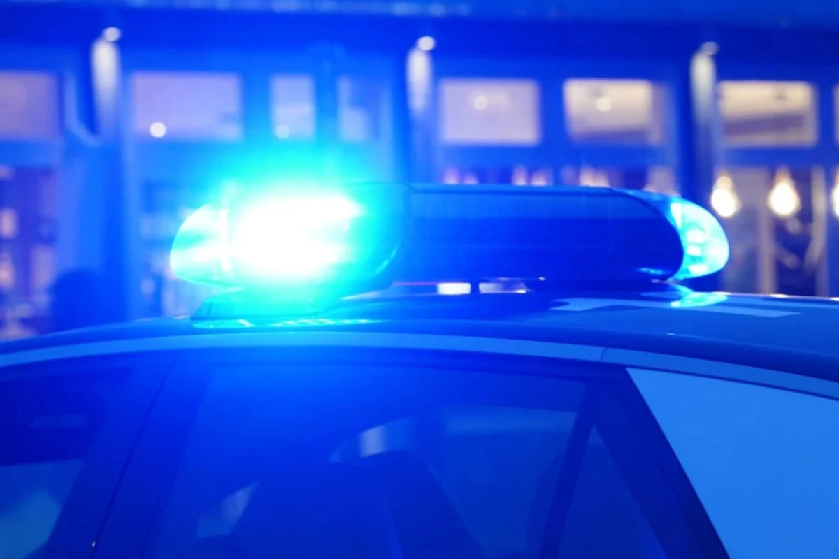 Betrunkener klaut Autoschlüssel und fährt mit gestohlenem Auto gegen Straßenlaterne