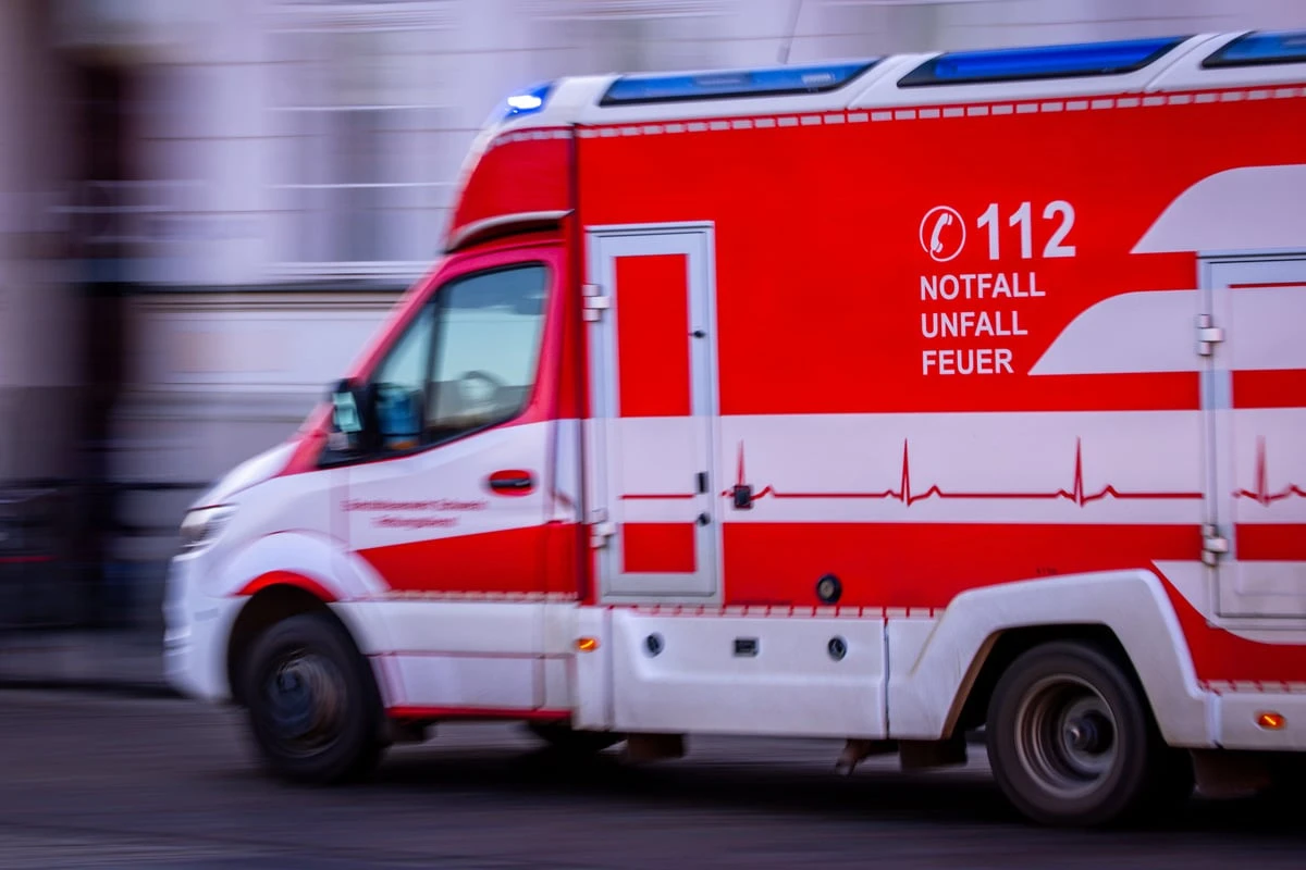 Fußgänger rennt unvermittelt auf Straße und wird von BMW erfasst: Schwer verletzt!