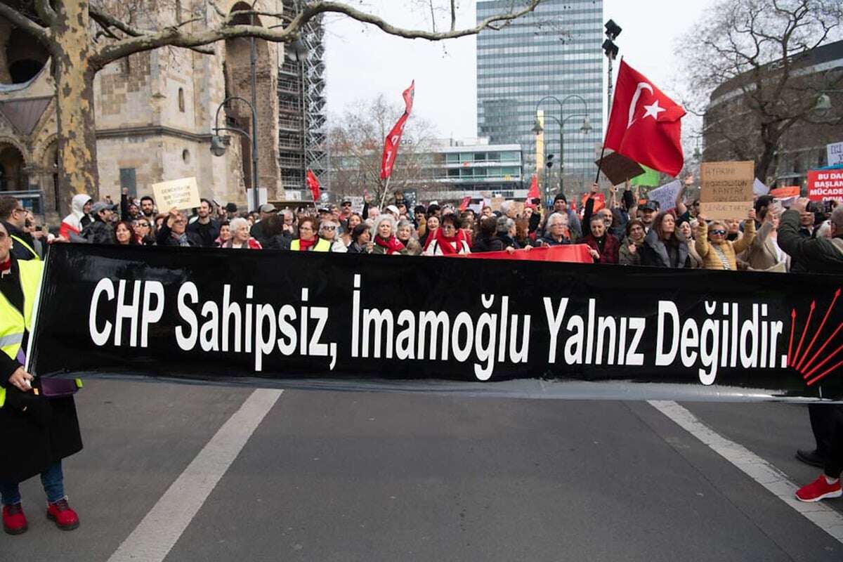 Protest gegen Imamoglu-Festnahme in Türkei: Hunderte demonstrieren in Berlin