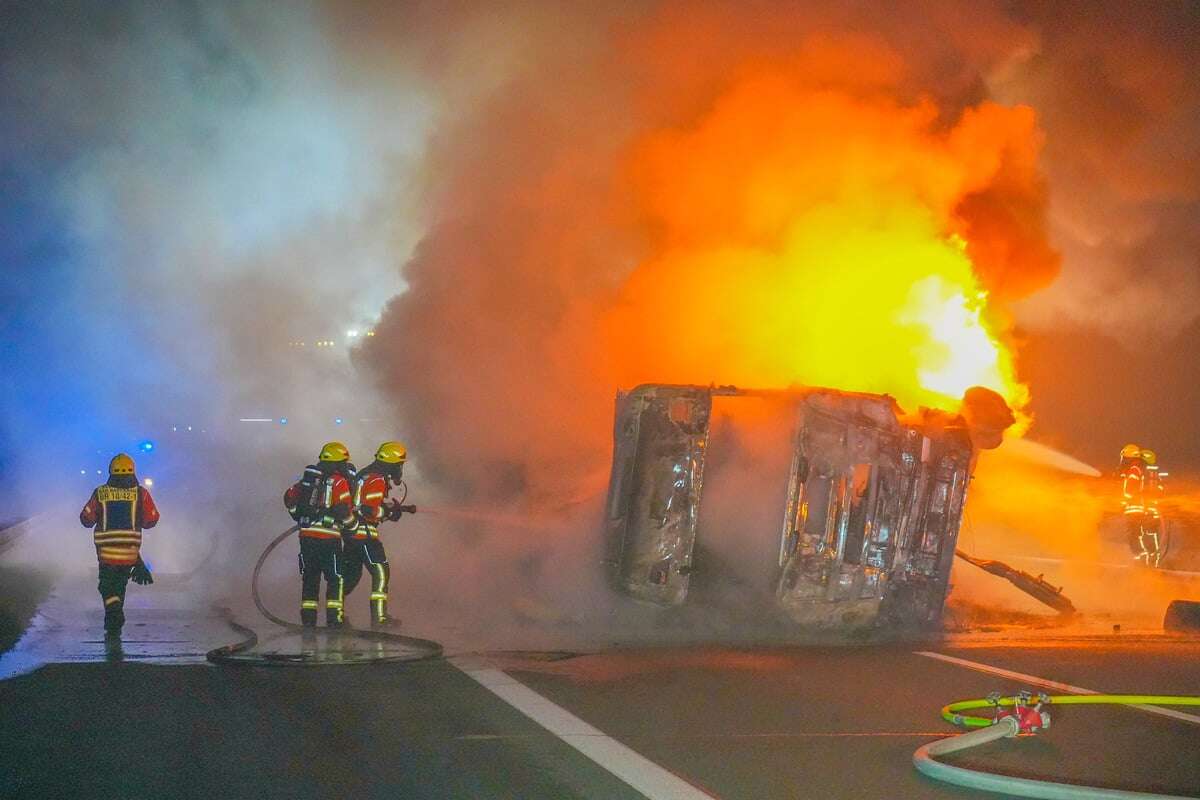 Meterhohe Rauchsäule auf A6: Süßigkeiten-Lkw prallt gegen Leitplanke