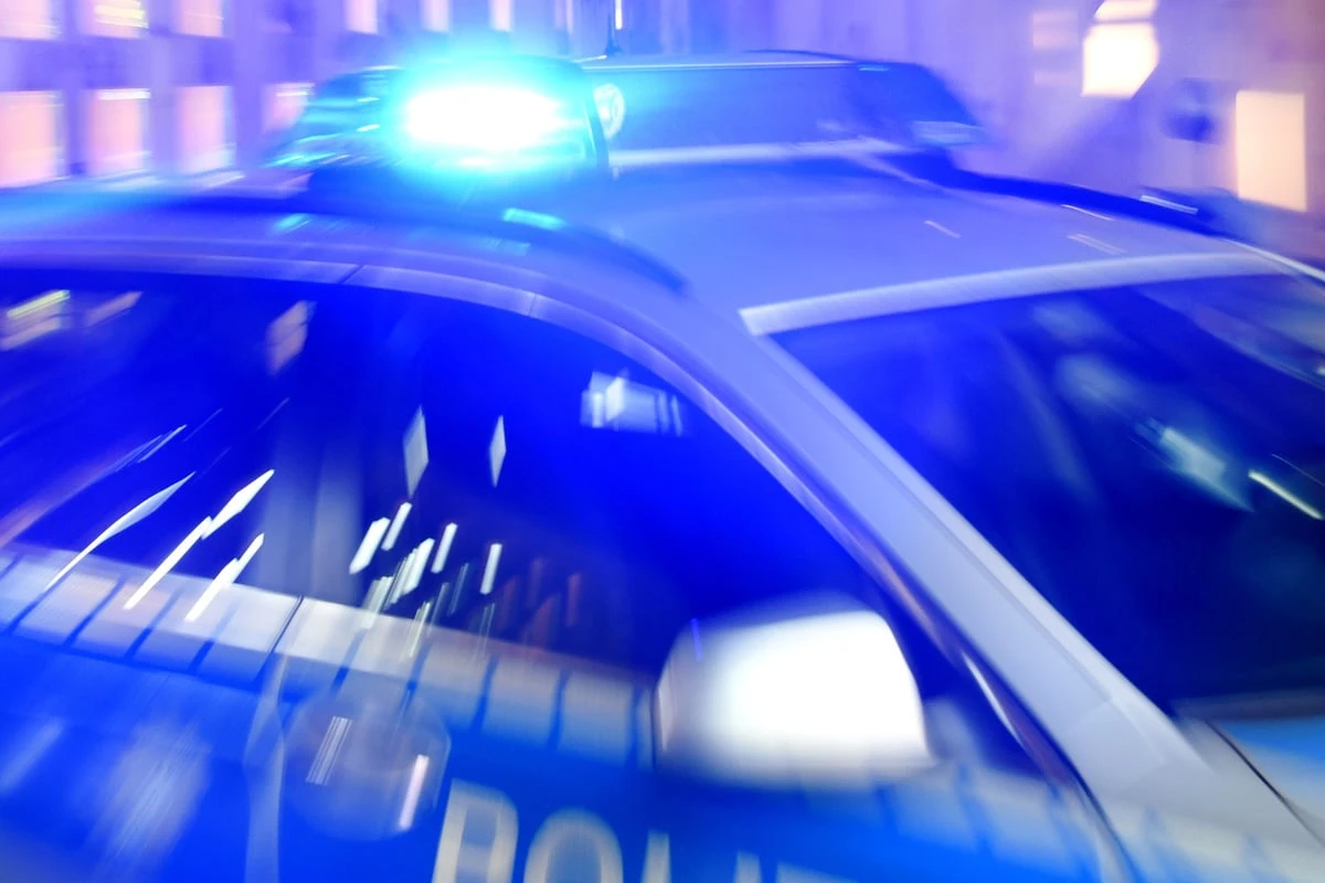 Polizei sucht Erpresser: Unbekannter bedroht Frau mit Schusswaffe und flüchtet