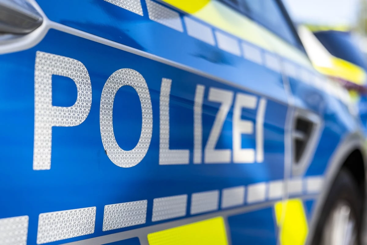 Seniorin stürzt vom Rollator und stirbt: Kripo sucht nach schiebender Frau