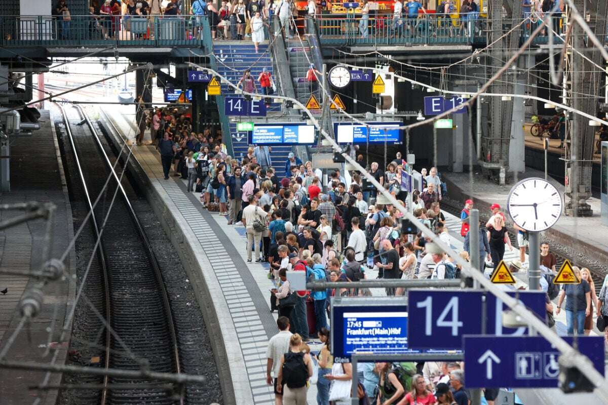 Person klagt über Übelkeit und Erbrechen: Bahnsteig am Hauptbahnhof abgeriegelt!