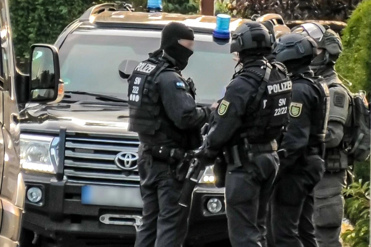 Großer SEK-Einsatz im Erzgebirge: Wohnhaus gestürmt, Person festgenommen