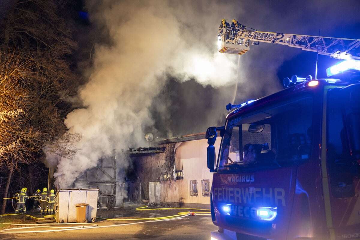 Sperrung wegen Feuerwehreinsatz: Supermarkt-Anbau in Flammen