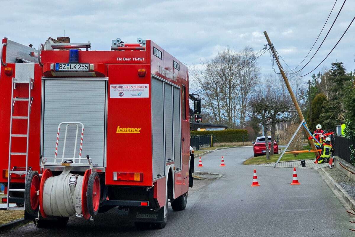 Lkw bleibt in Ostsachsen an Telefonmast hängen: Feuerwehr greift ein