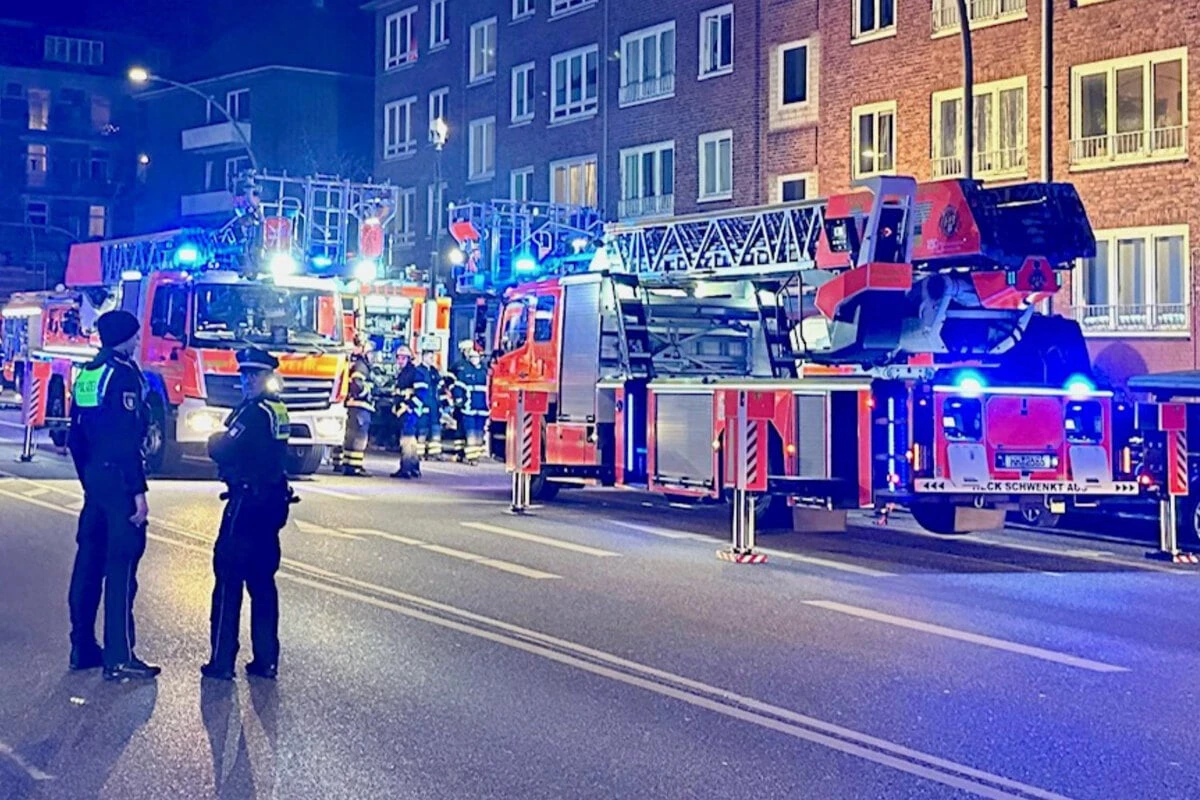 Feuer in Mehrfamilienhaus: Bewohner retten sich auf Balkone