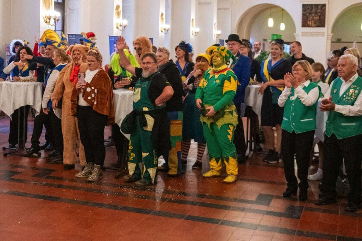 Die 5. Jahreszeit ist angebrochen: Karnevalisten übernehmen das Leipziger Rathaus!