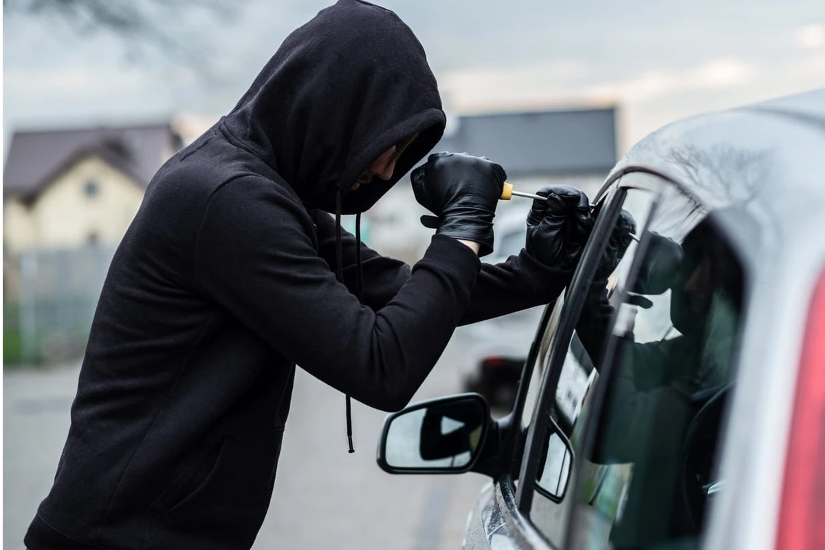 Täter nutzen Pfingstfeiertage aus und brechen in Autos ein
