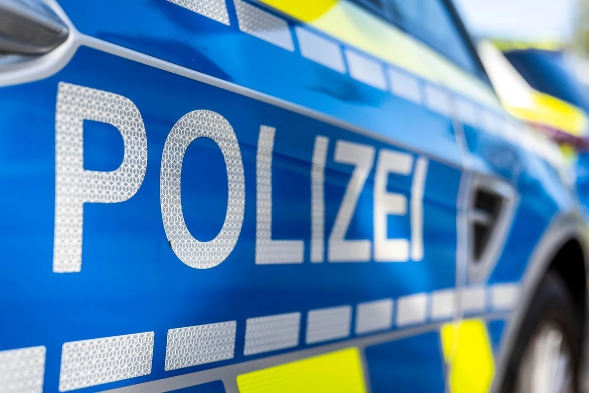 Frau bei Unfall aus Heckscheibe geschleudert, auch Kind unter den Verletzten