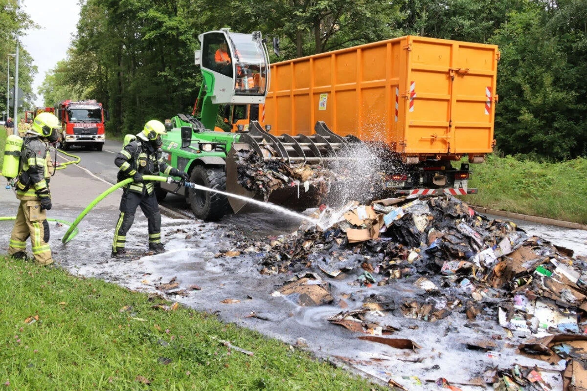 Vollsperrung in Chemnitz: Brand in Müllauto