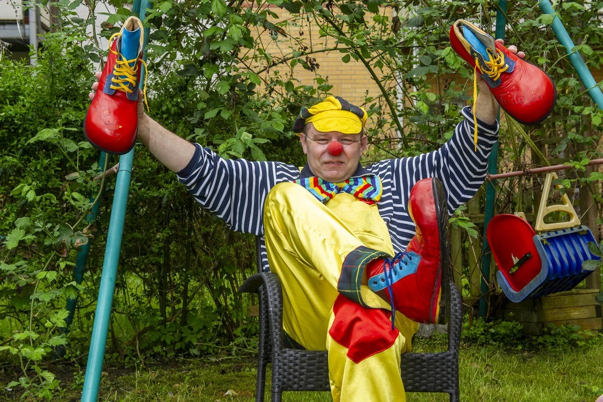 Clown Fridolin hat seine Schuhe wieder