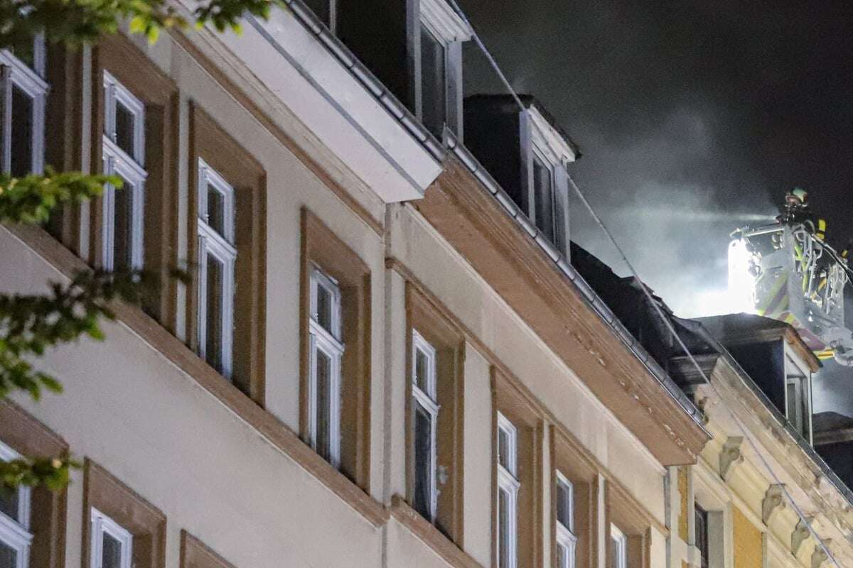 Wohnungsbrand in Wuppertal: Feuerwehr rettet Person aus Obergeschoss!