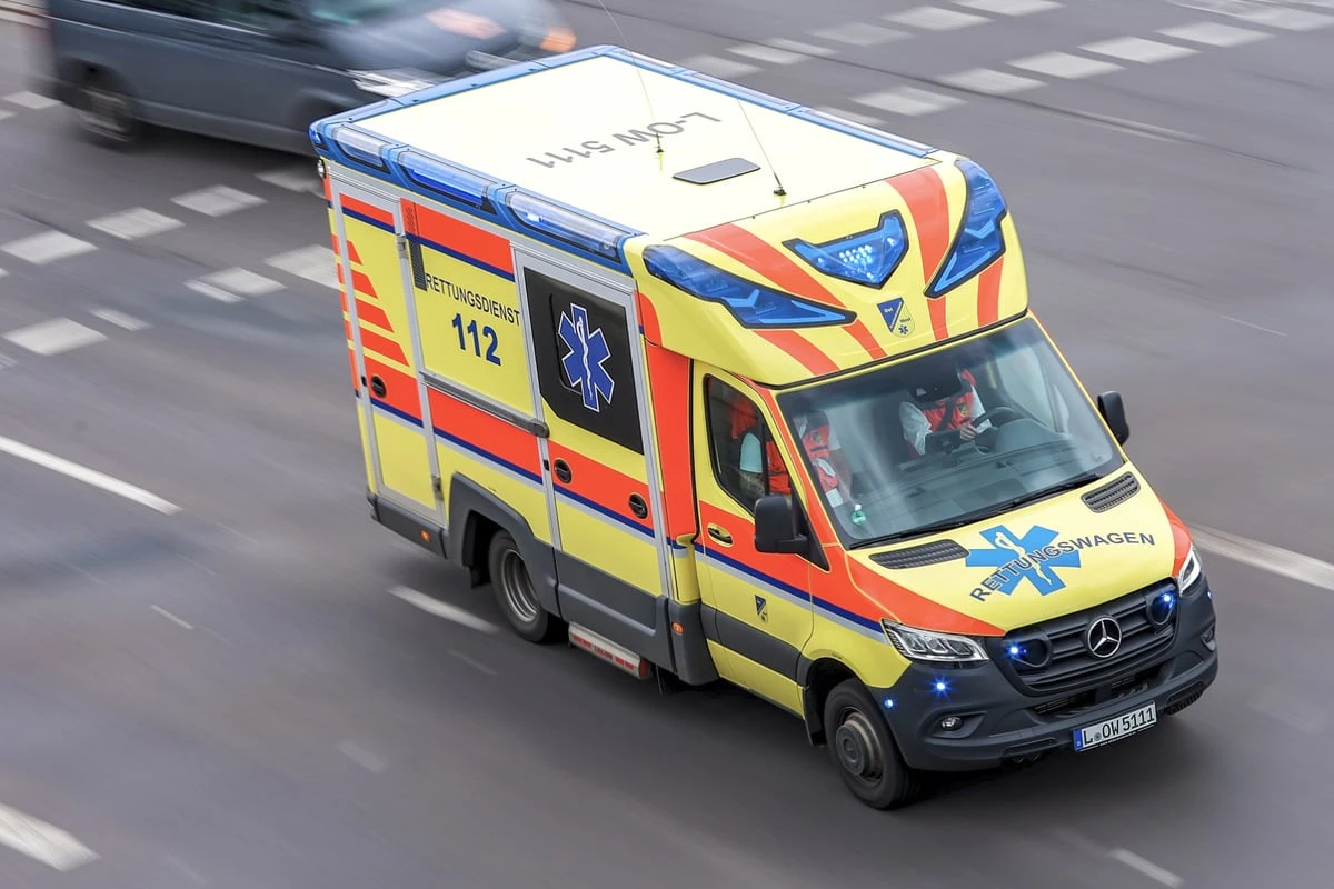 Akku in Brand: Acht Menschen im Krankenhaus