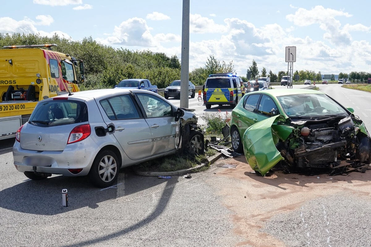 Autos krachen auf der B173 zusammen! Straße noch immer gesperrt