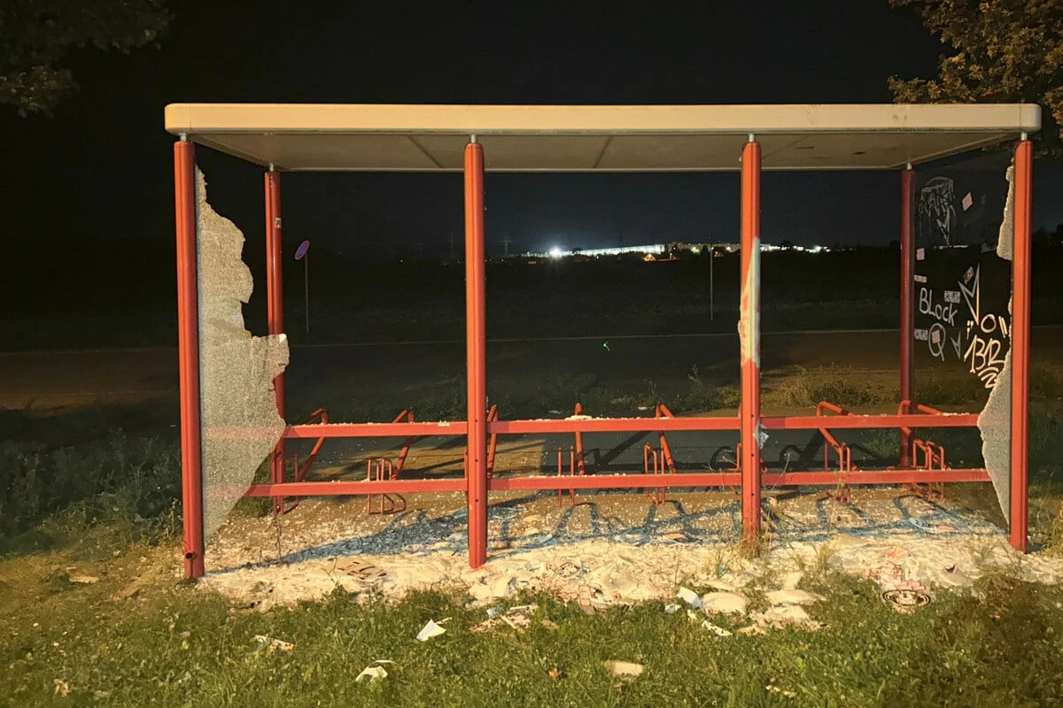 Blinde Zerstörungswut am Bahnhof: Junge Männer werfen Scheiben ein