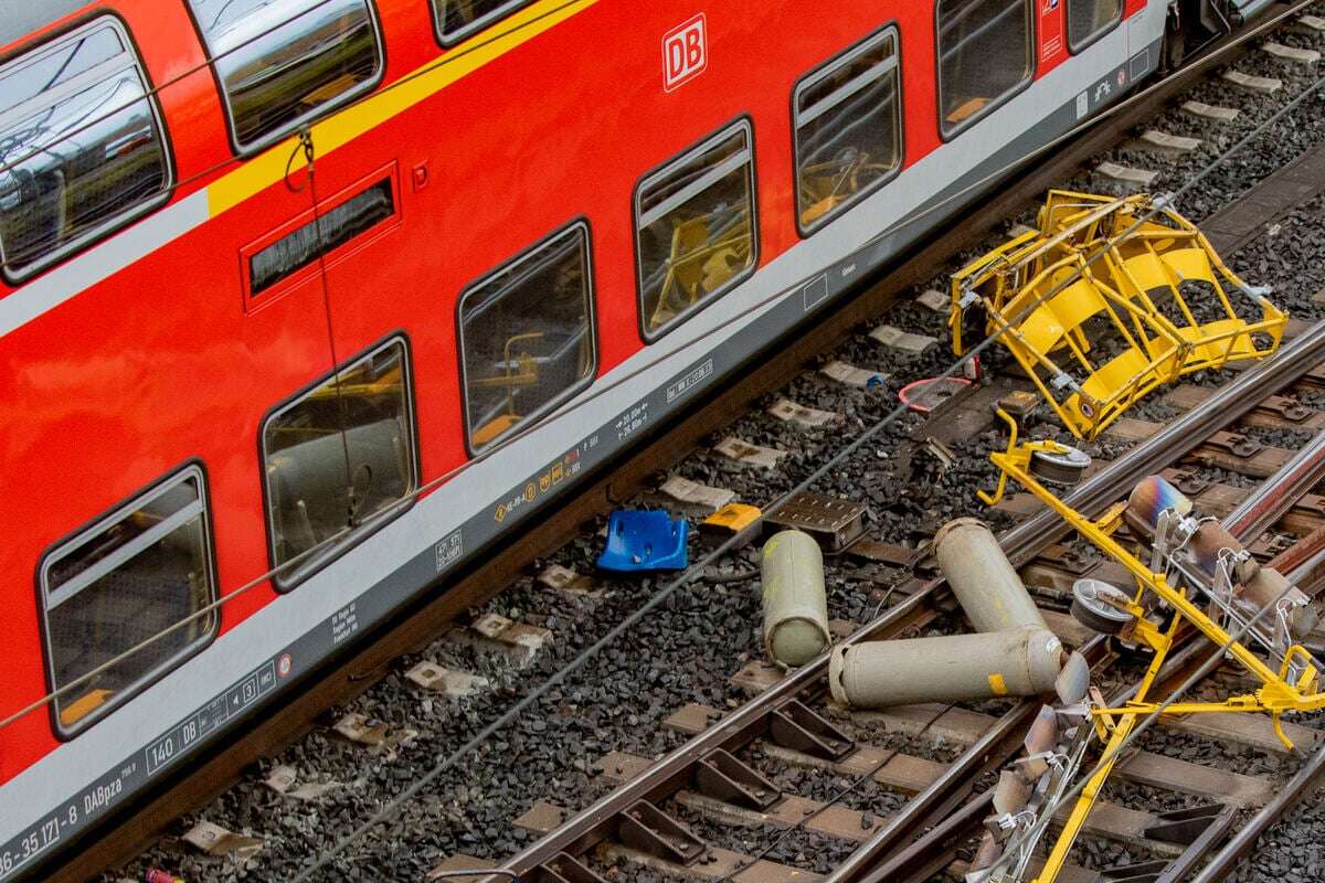 Regionalbahn kracht in Anhänger: Retter machen tragische Entdeckung