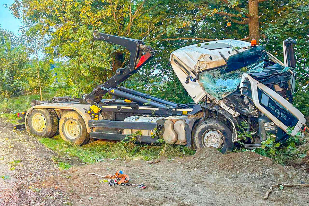 Tragischer Arbeitsunfall: Voll beladener Muldenkipper überrollt 36-Jährigen