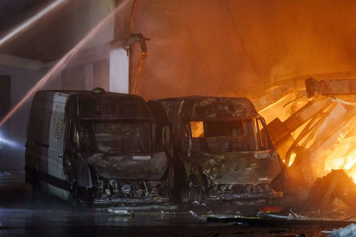 Lagerhalle brennt lichterloh: Feuerwehr im Großeinsatz, Bevölkerung gewarnt