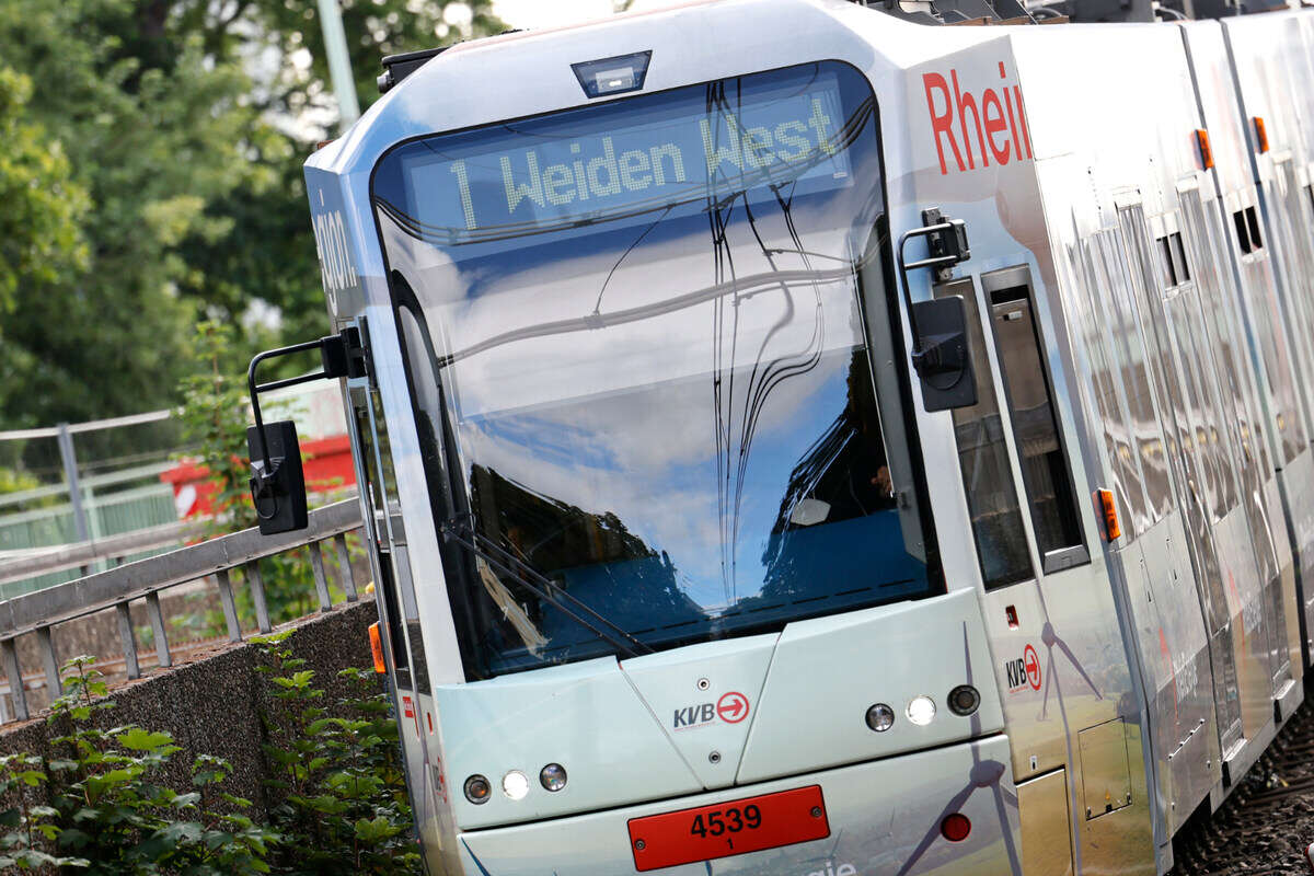 Mann vor einfahrende Stadtbahn geschubst: Polizei jagt Unbekannten