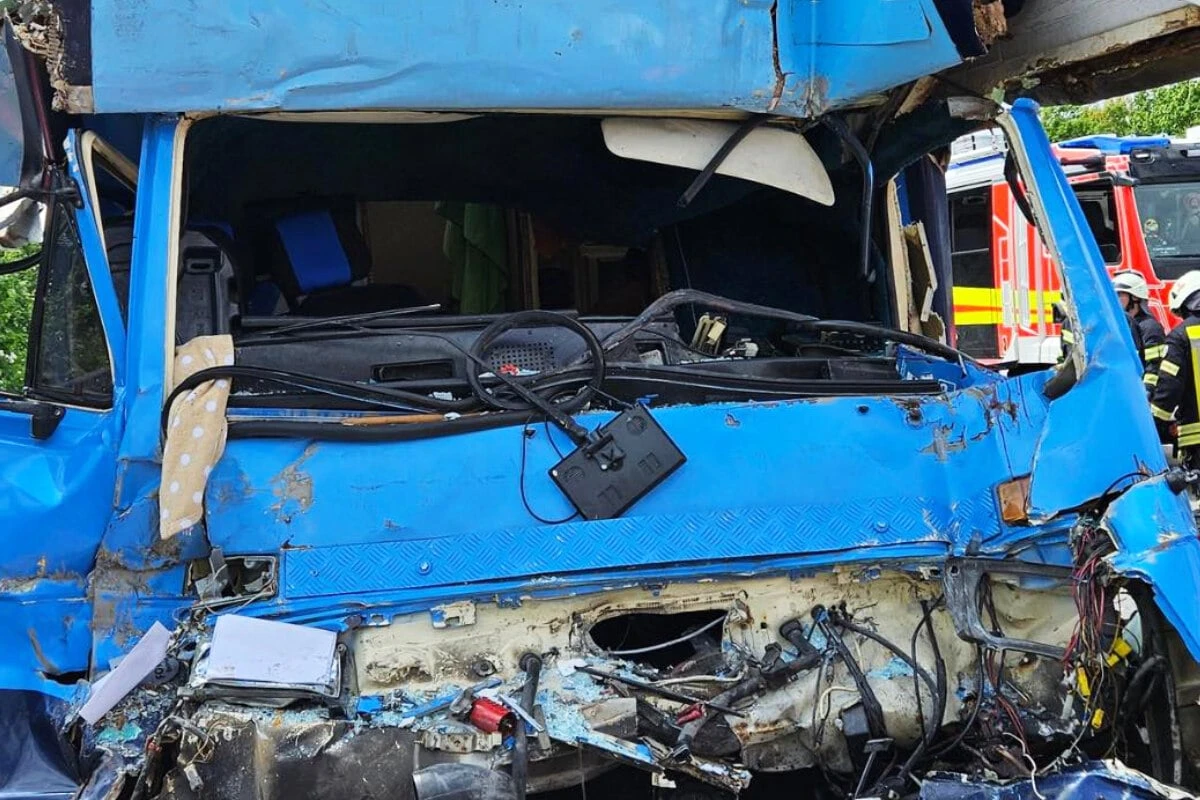 Wohnmobil kracht in Stauende: Toter und schwerverletzte Kinder