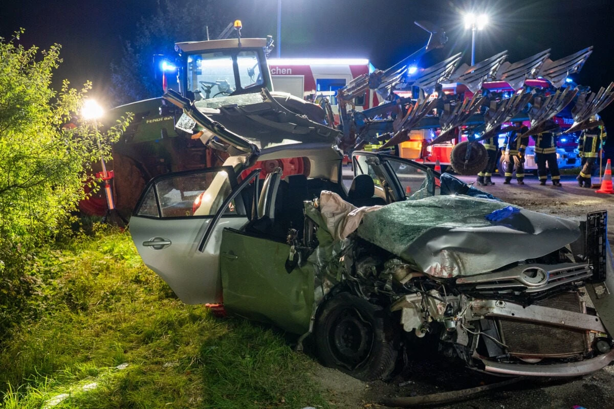 Auto kracht beim Überholen in abbiegenden Trecker: Zwei Schwerverletzte