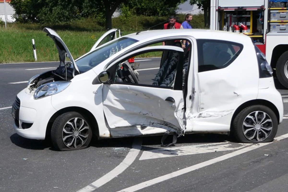 Kreuzungscrash! Verletzte Frau kann sich nicht mehr aus Auto befreien