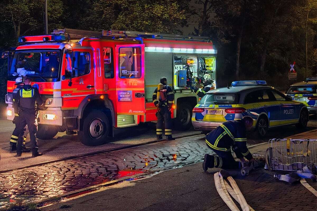 Alarm in Hamburg: Mann wirft brennende Gegenstände aus Fenster!