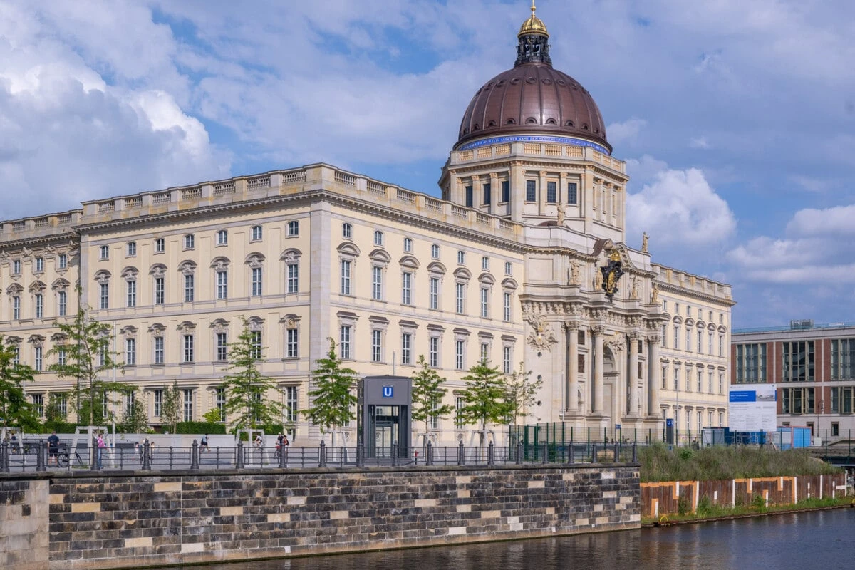 20-Jähriger stirbt nach Messer-Attacke: Humboldt Forum verschärft Sicherheit