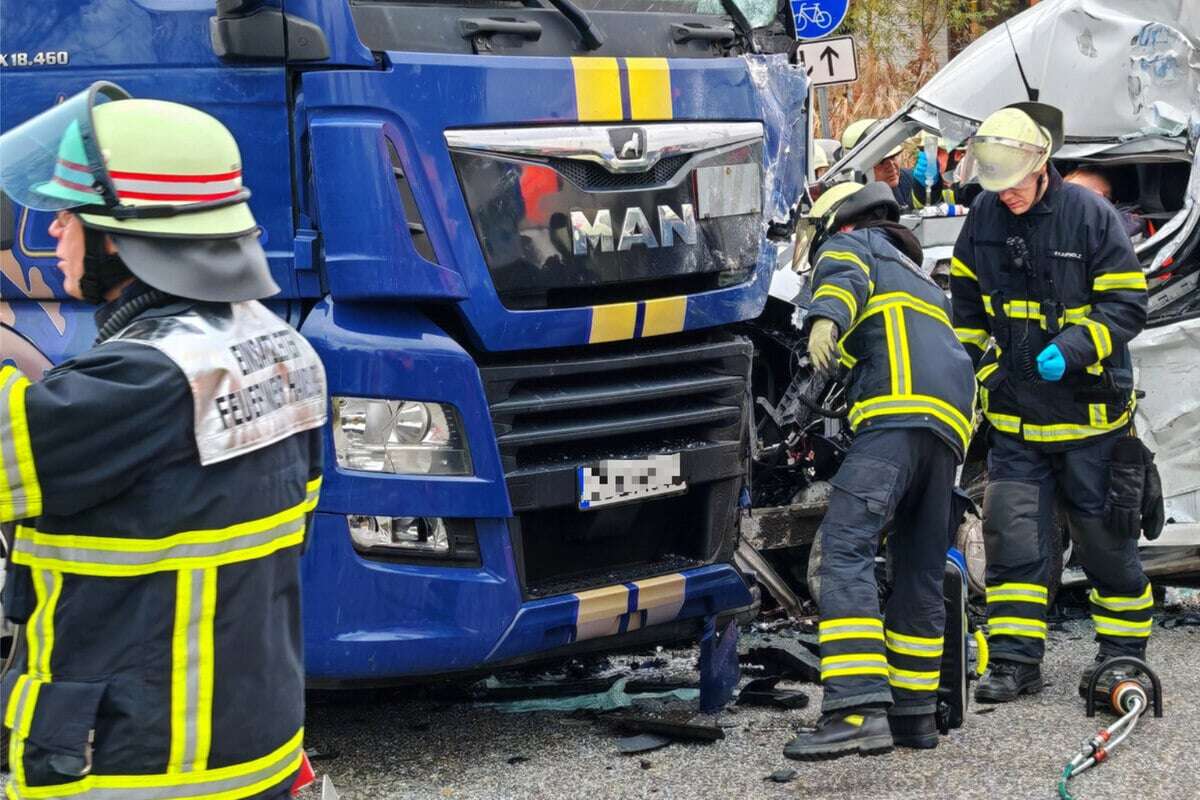 Transporter kollidiert mit Lkw: Fahrer im Wrack eingeklemmt