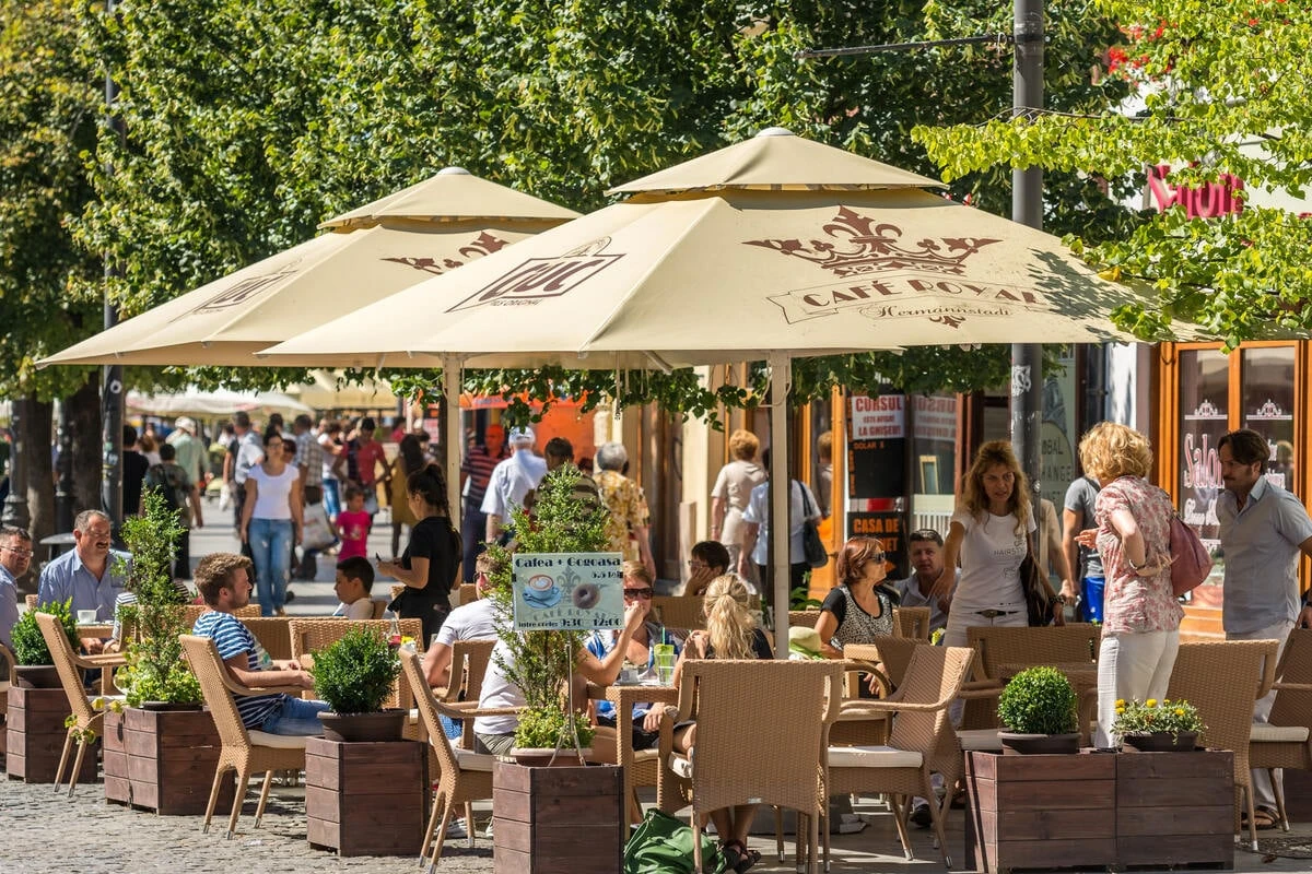 Auto kracht in Café: Elf Verletzte nach missglücktem Einparkmanöver