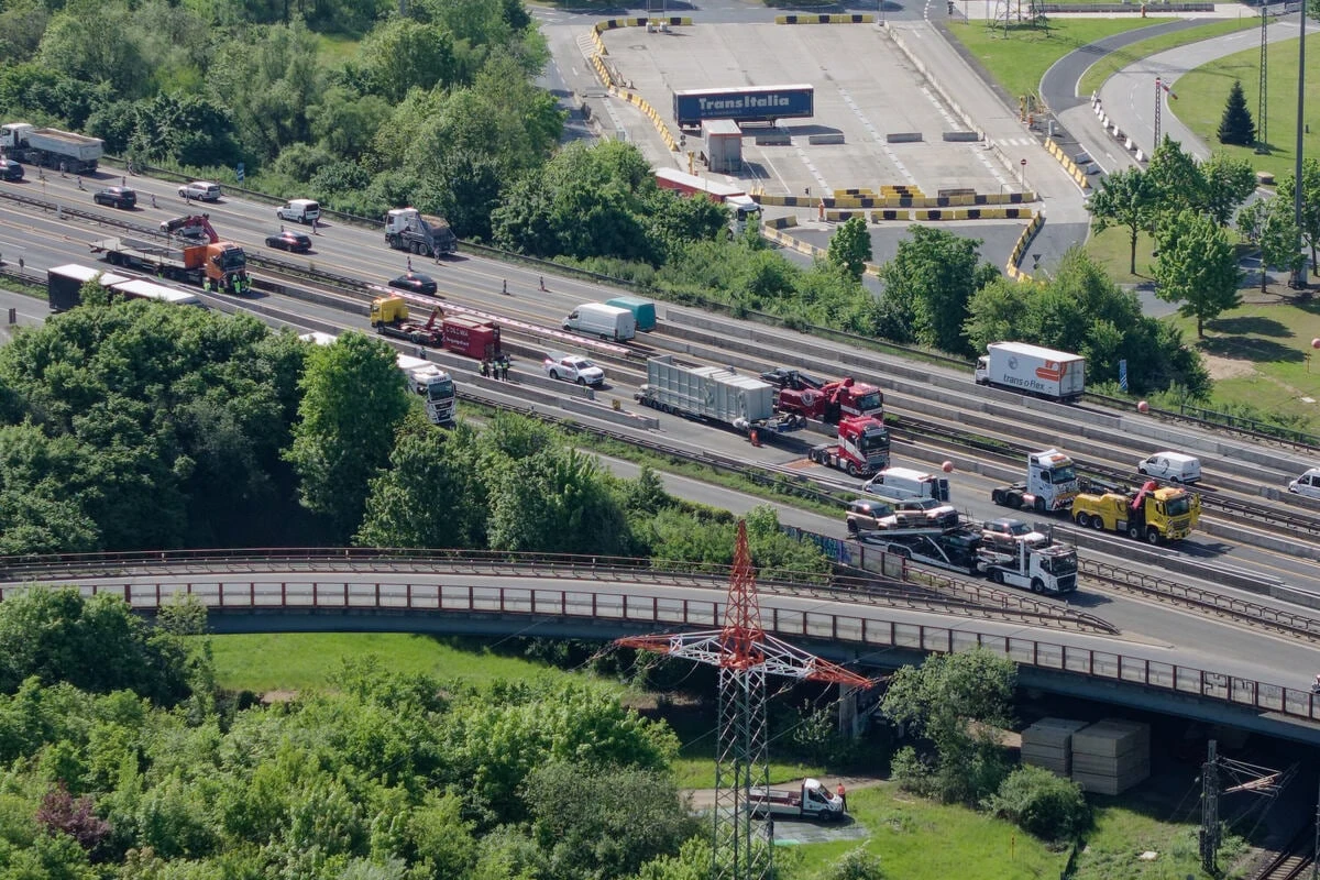 Schwertransporter kippt in Baustelle um: A4 bei Köln nach Teilsperrung wieder frei